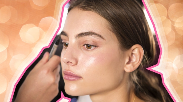 How to Apply Makeup to Achieve an Effortlessly Dewy Look